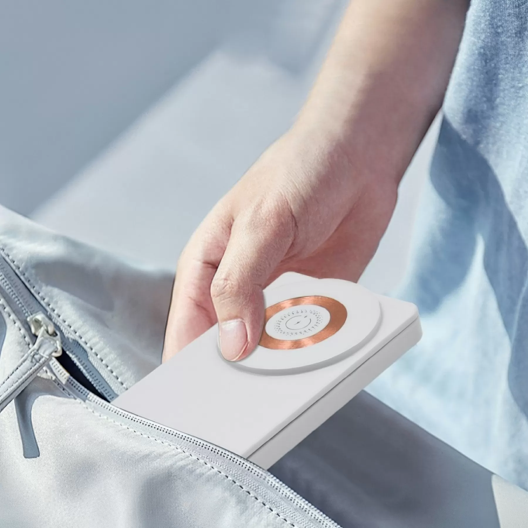 Magnetic Folding Clamshell Wireless Charger - Image 5